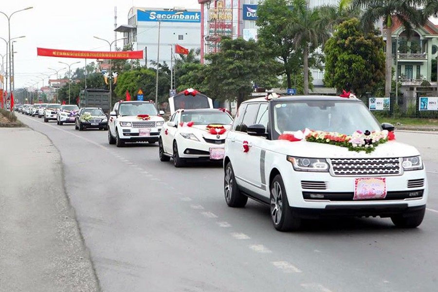 Cuối tuần vừa qua, một đoàn  xe sang tiền tỷ được trang trí hoa cưới bắt mắt lên đến hơn 60 chiếc, rồng rắn nối đuôi nhau trên các tuyến phố tại Hải Dương để tham dự buổi lễ đính hôn tại Quảng Ninh.